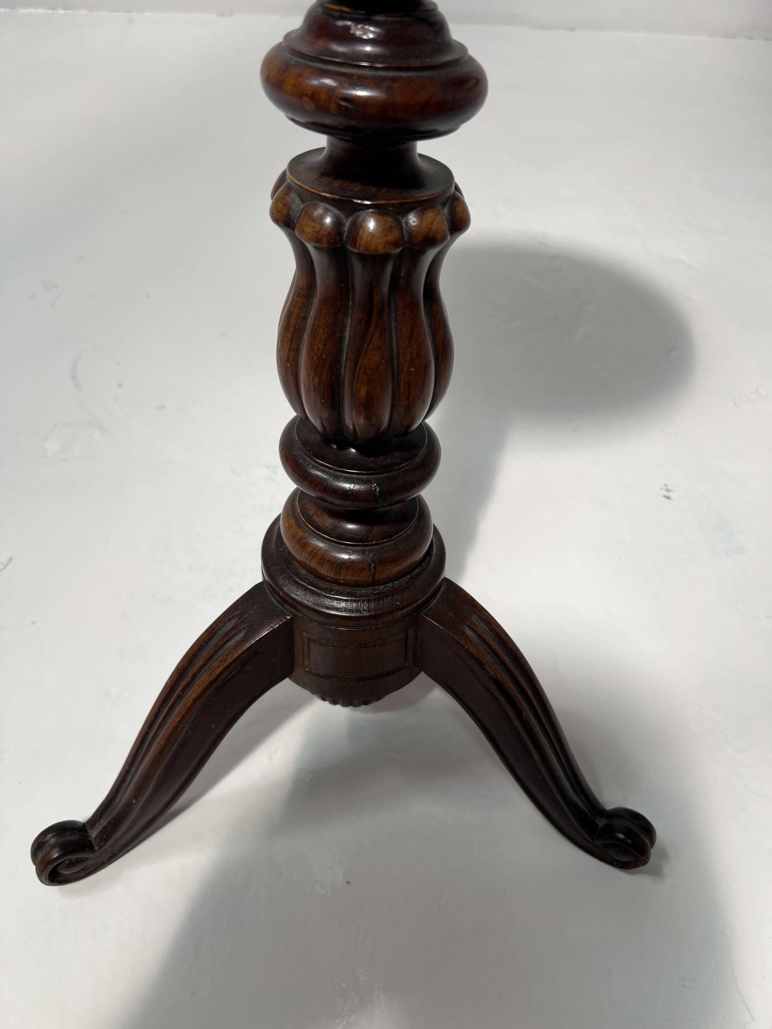 Napoleon III style gueridon in walnut and marble, 20th century.