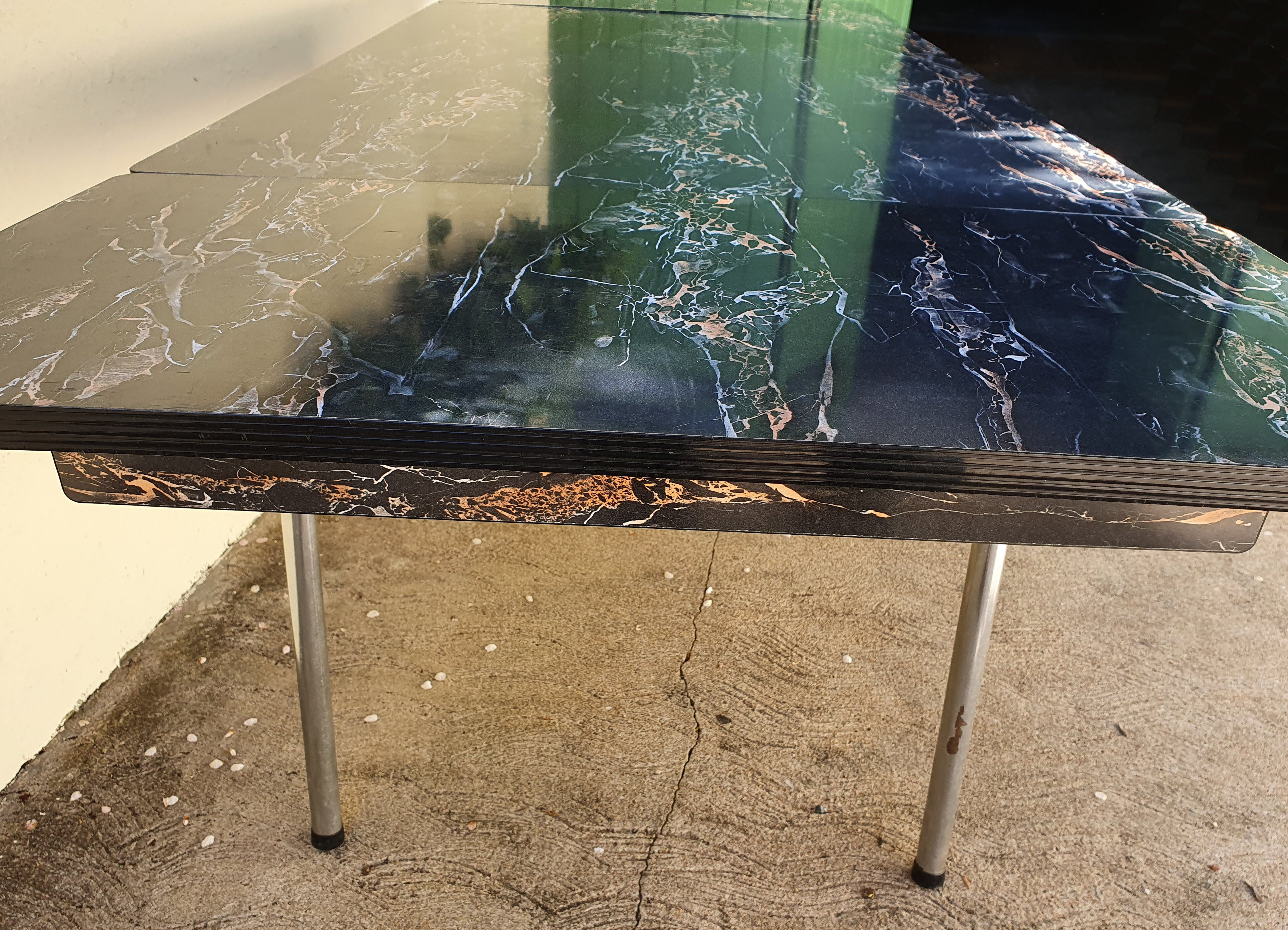 Extension table in Formica black marble year 60