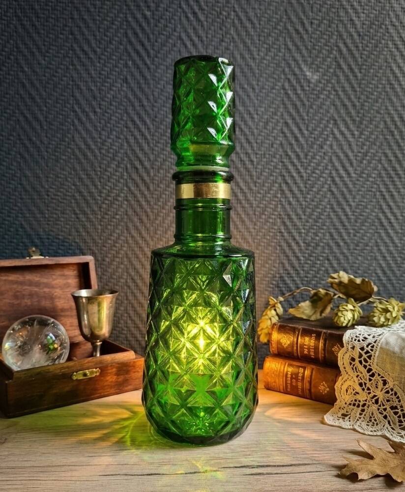 Carafe à whisky vintage en verre vert moulé pointe de diamant
