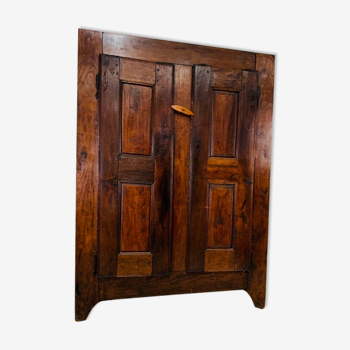 Portes anciennes en bois d'une armoire savoyarde chalet montagne vintage