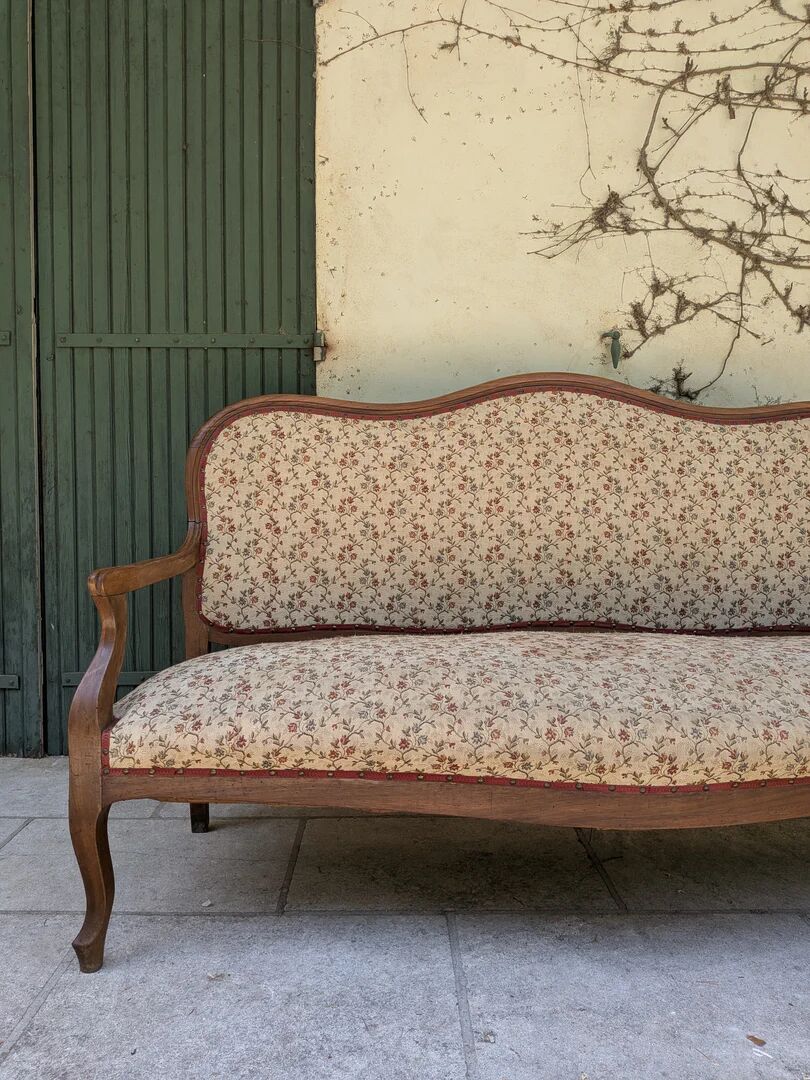 Moulded wooden bench with floral upholstery – Old-fashioned charm