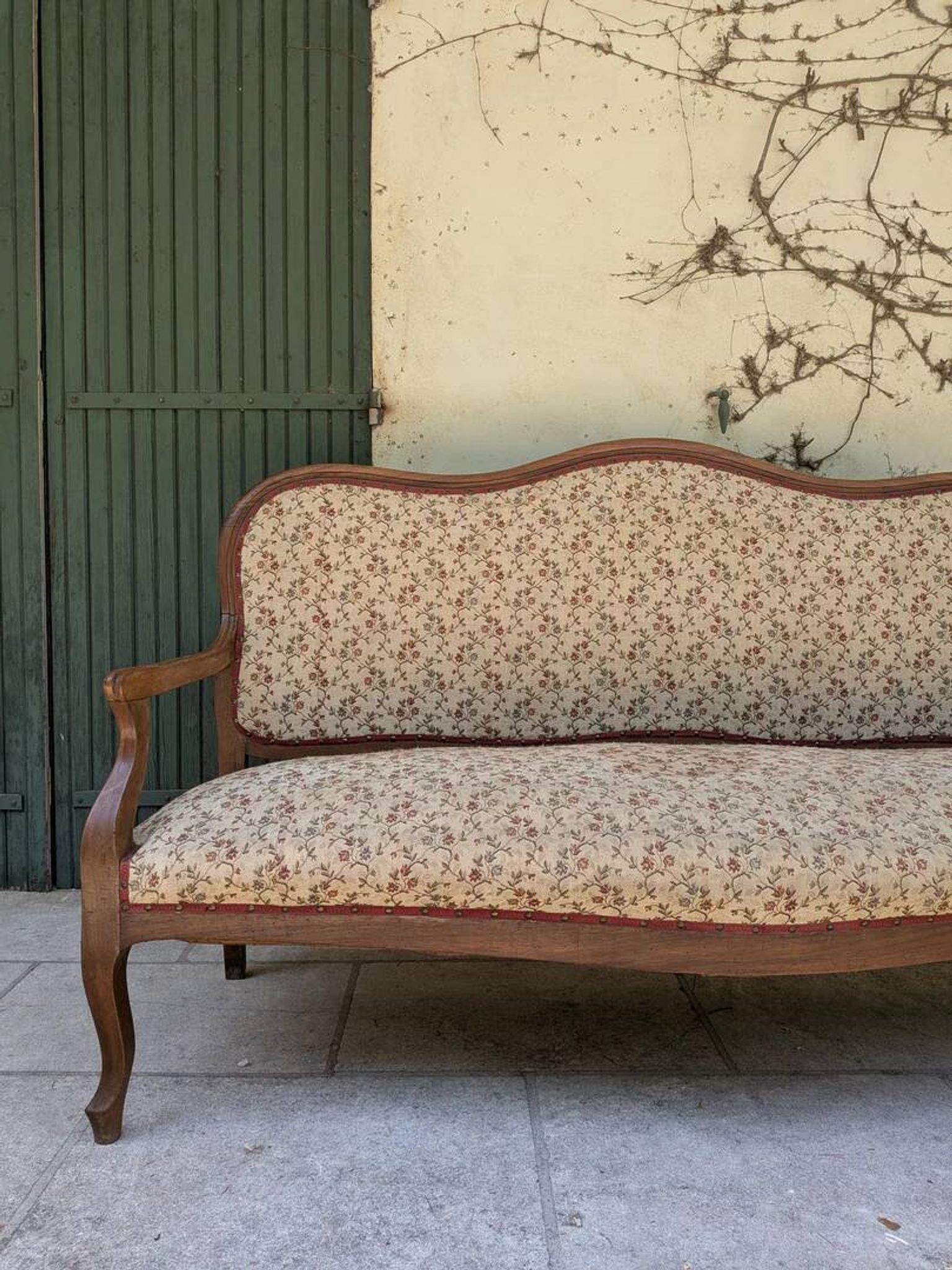 Moulded wooden bench with floral upholstery – Old-fashioned charm