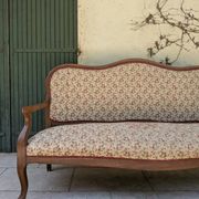 Moulded wooden bench with floral upholstery – Old-fashioned charm