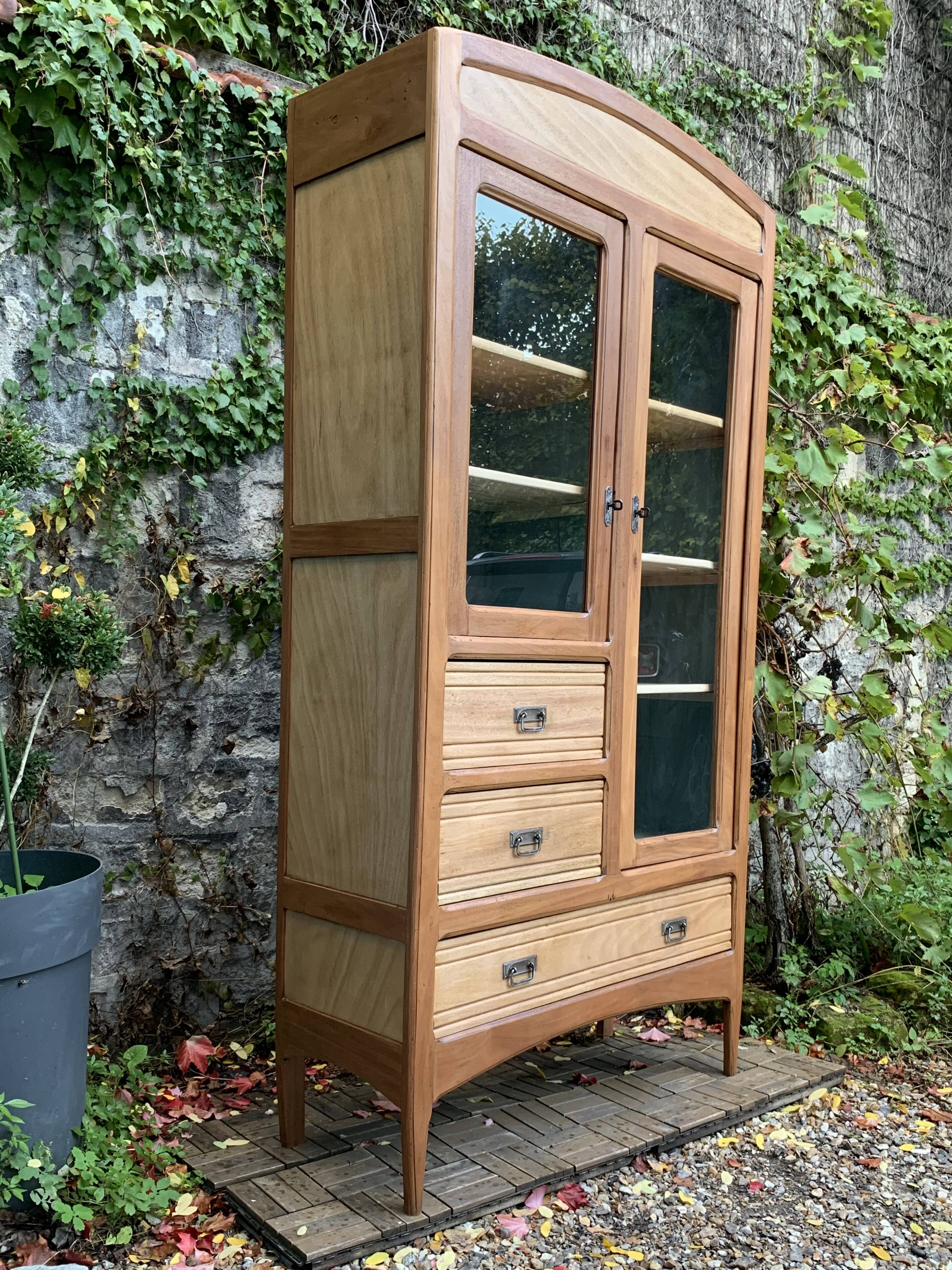 Armoire parisienne d’hôtel vitrée bois brut 1930