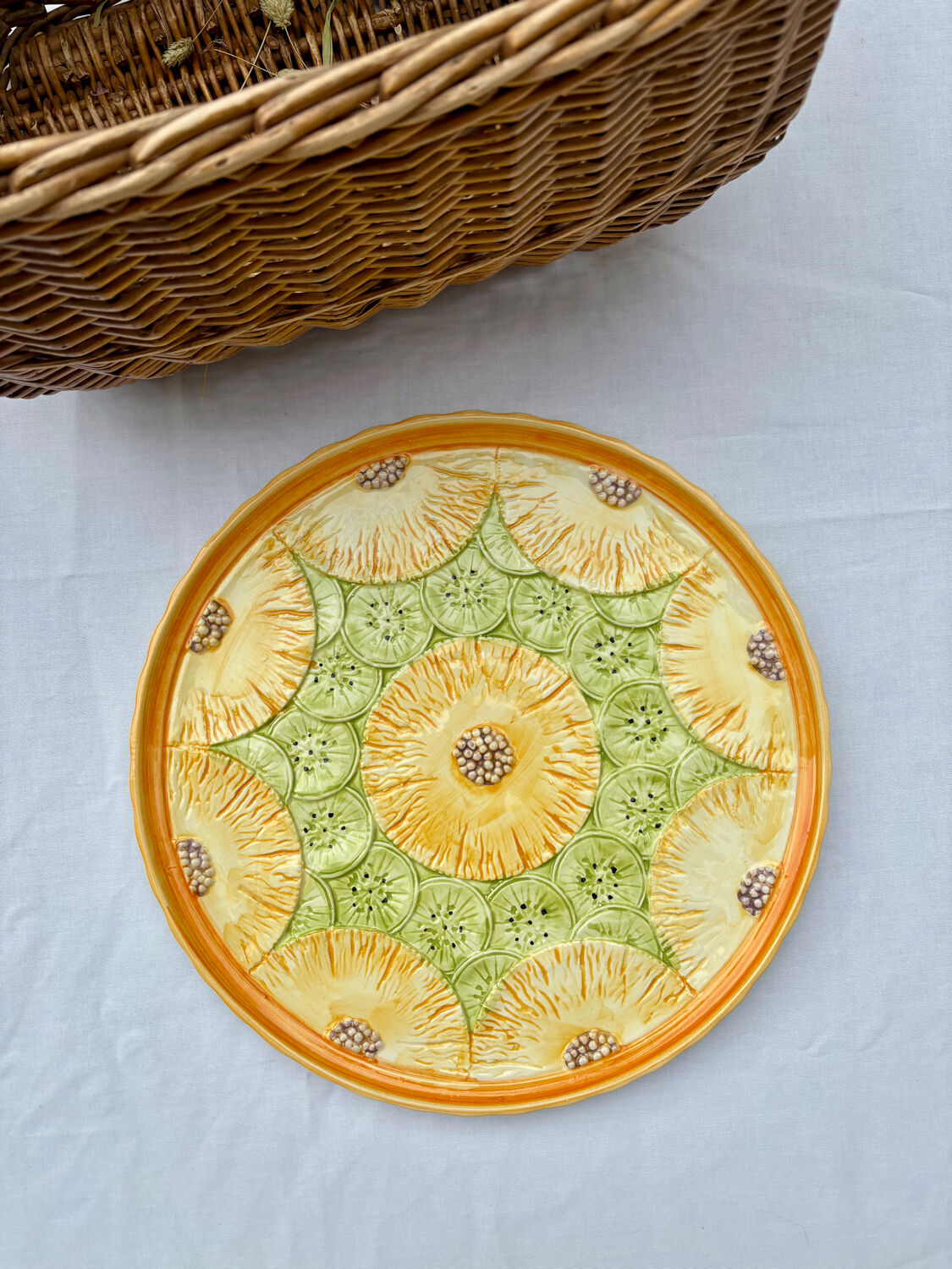 Serving dish with pineapple and kiwi glaze