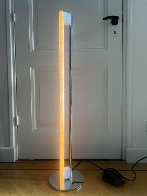 Lampe de sol Tube Light emblématique par Eileen Gray (vers 1927)