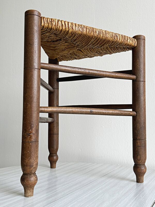 Tabouret triangulaire en bois tourné