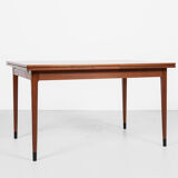 Table à manger danoise du milieu du siècle en teck et chaussettes noires par Niels Otto Møller années 1960