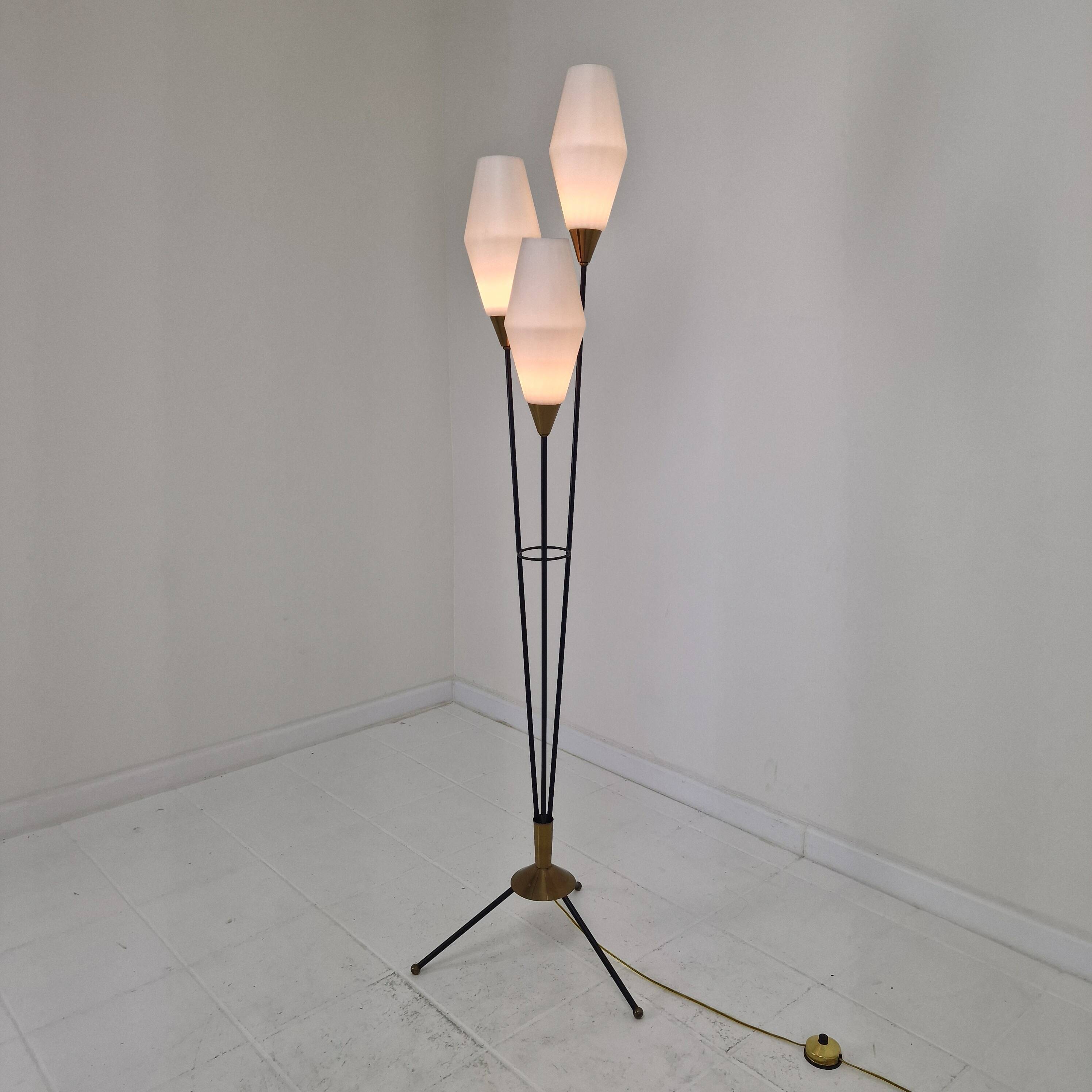 Lampadaire trépied en verre opalin et laiton, Italie, années 1950