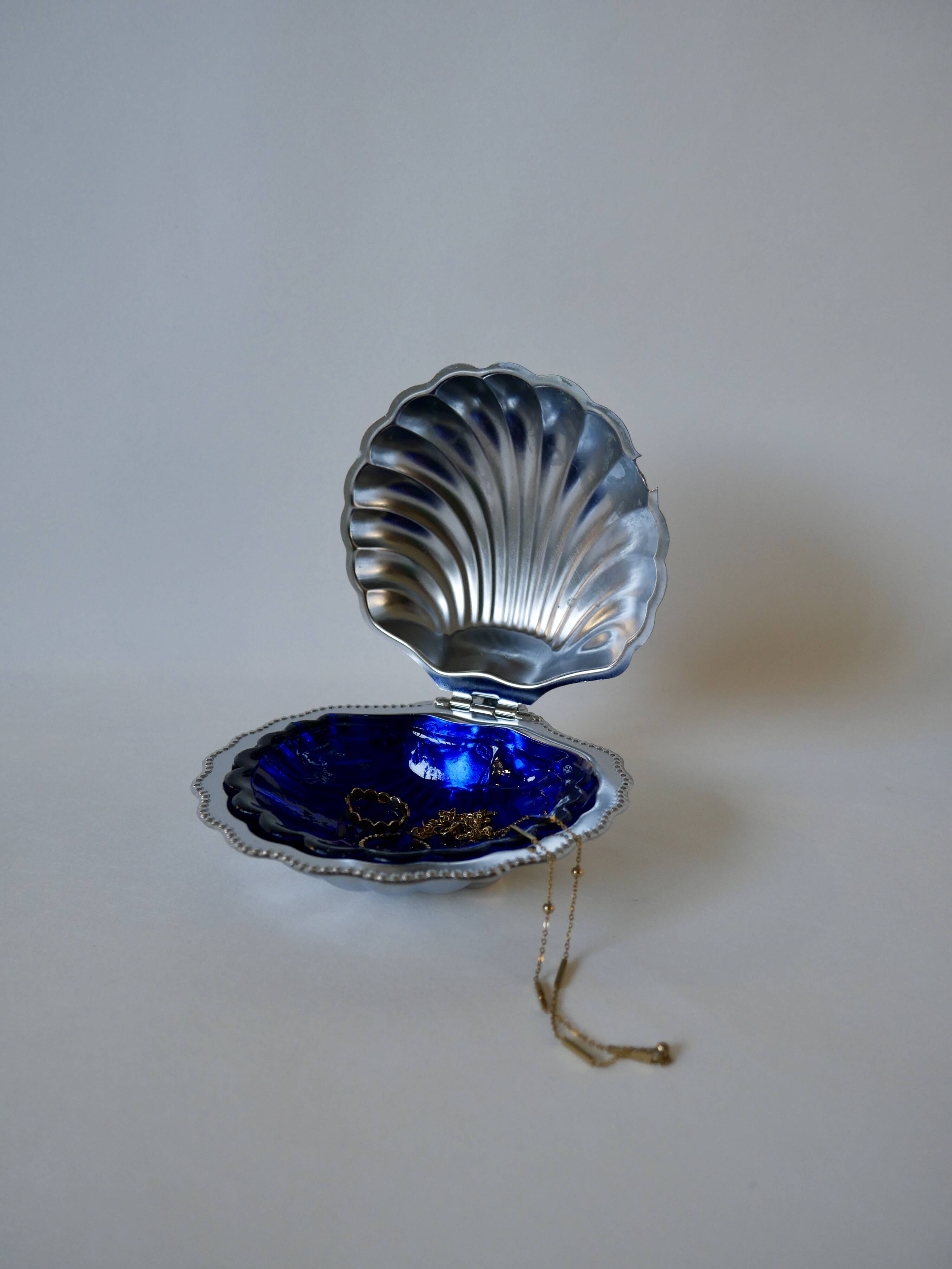 Shell pocket in silver metal and blue glass interior from the 60s and 70s