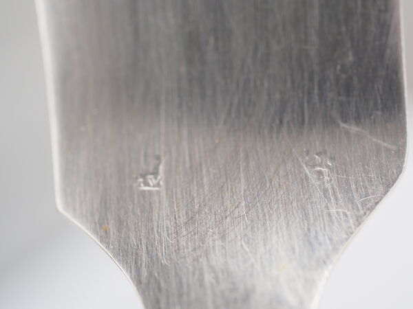 Service à poisson et ses 6 couverts en métal argenté modèle rubans croisés