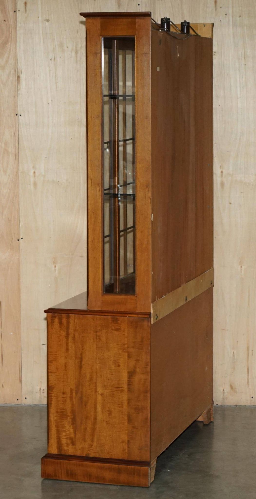 Buffet vintage en noyer burr avec vitres et éclairage, style Art Deco