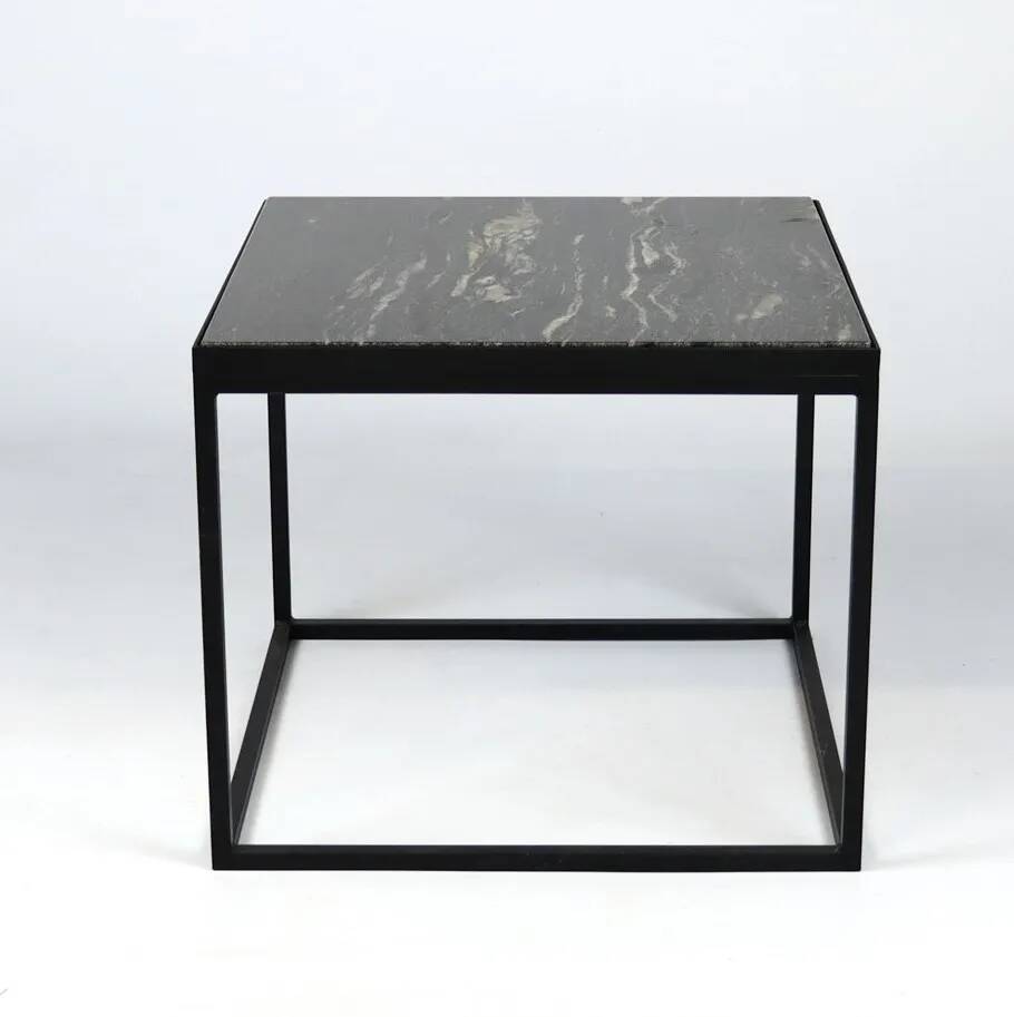 Table basse en pierre et métal