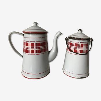 Coffee maker and milk pot in red and white enamelled sheet metal