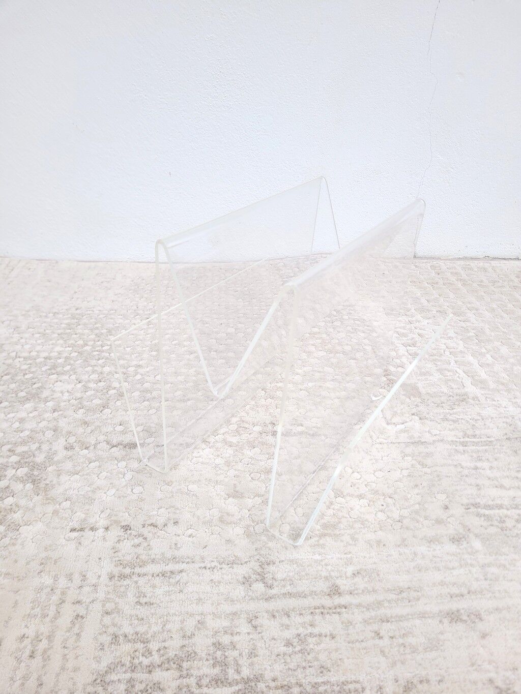 M-shaped plexiglass magazine rack