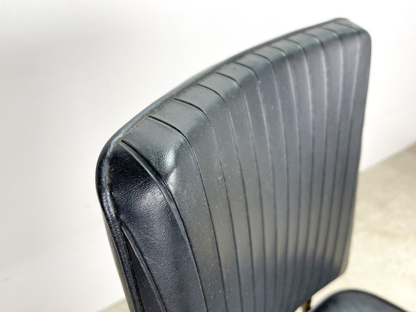 Retro office chair | swivel vintage black chair