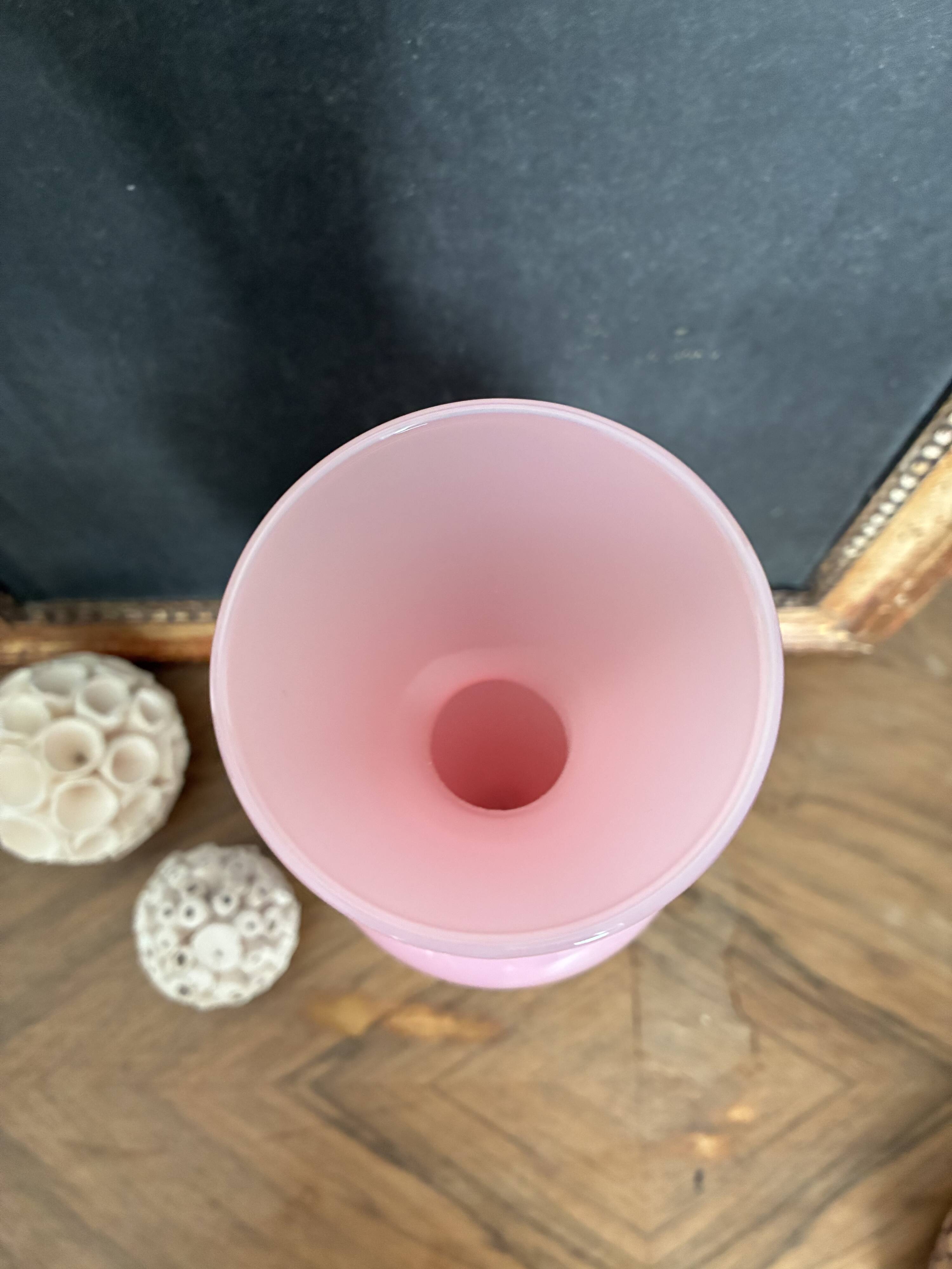 Vase en opaline rose