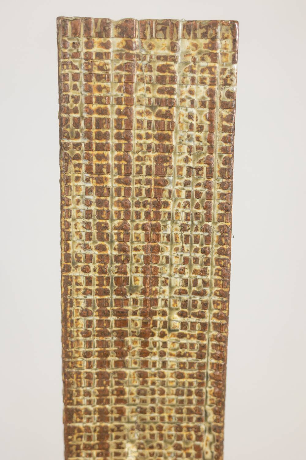 Vase de style Brutaliste en grès, à décor végétal. Année 1977.