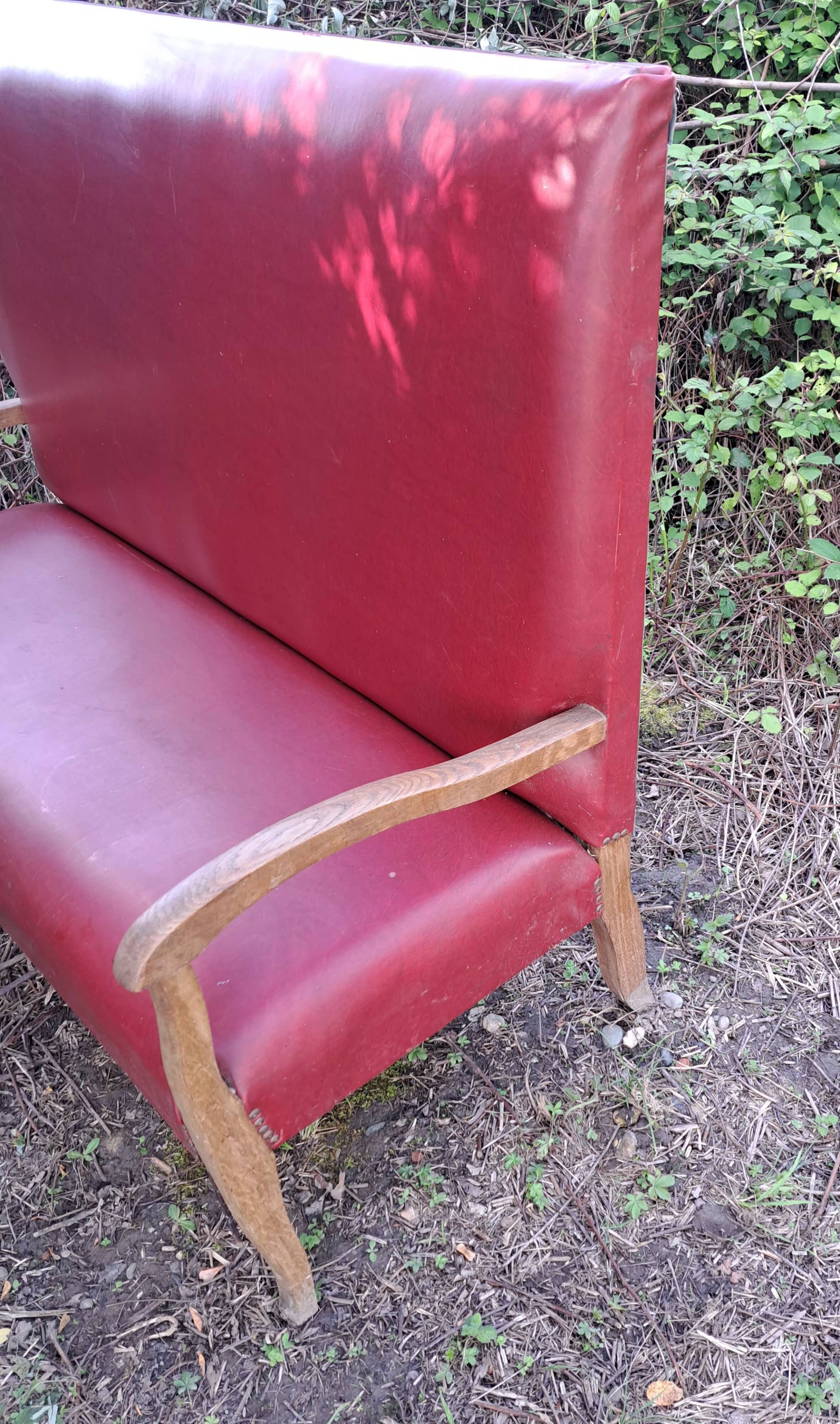 The vintage bistro bench.