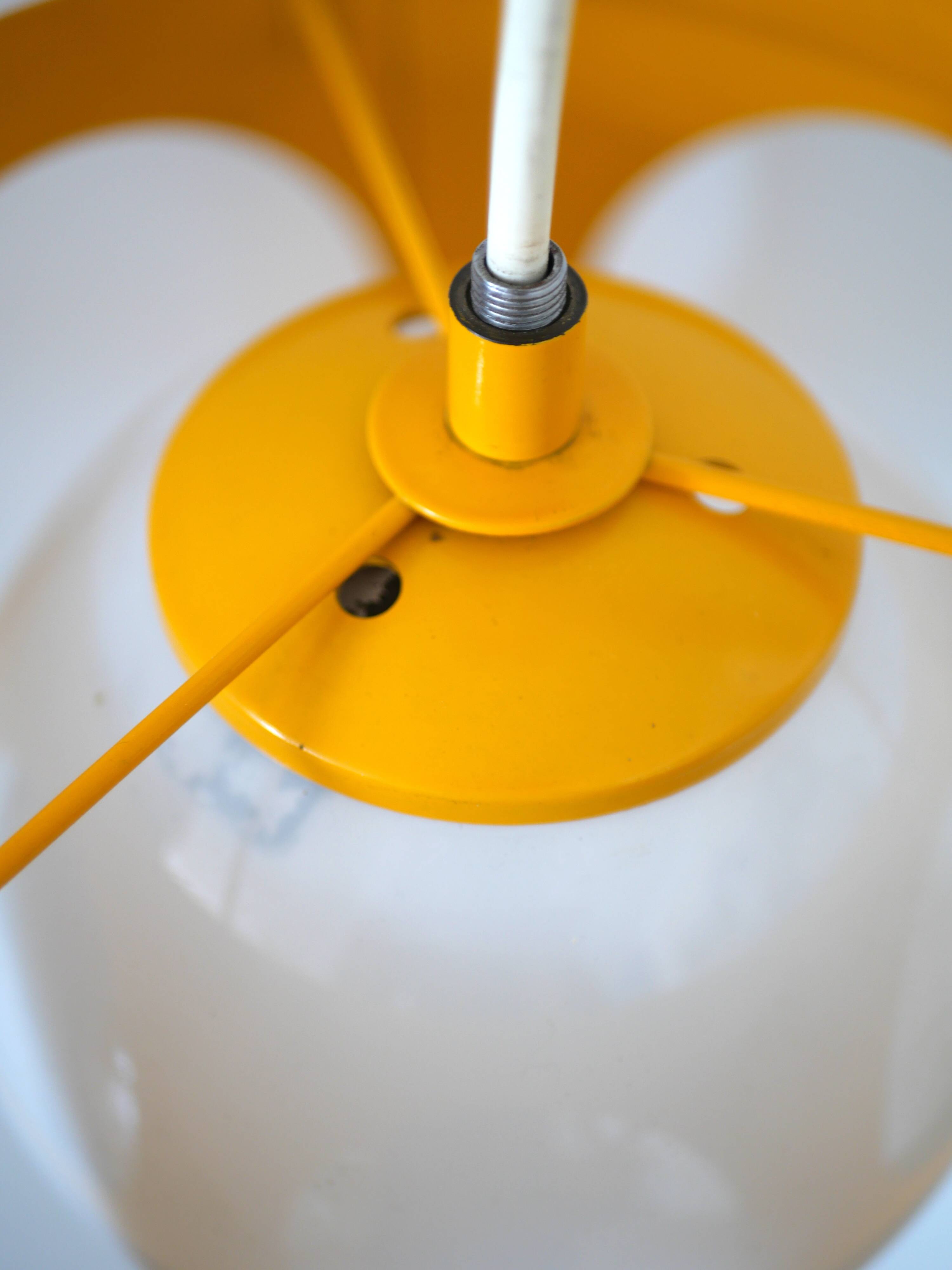 Yellow metal Disderot suspension
