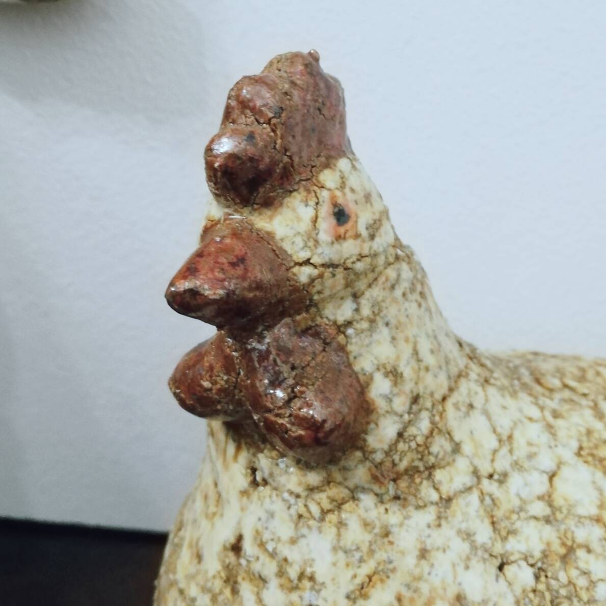 Poule en grès craquelé