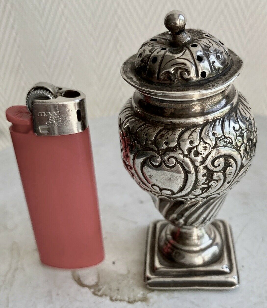 Pepper or salt shaker in sterling silver - English hallmark