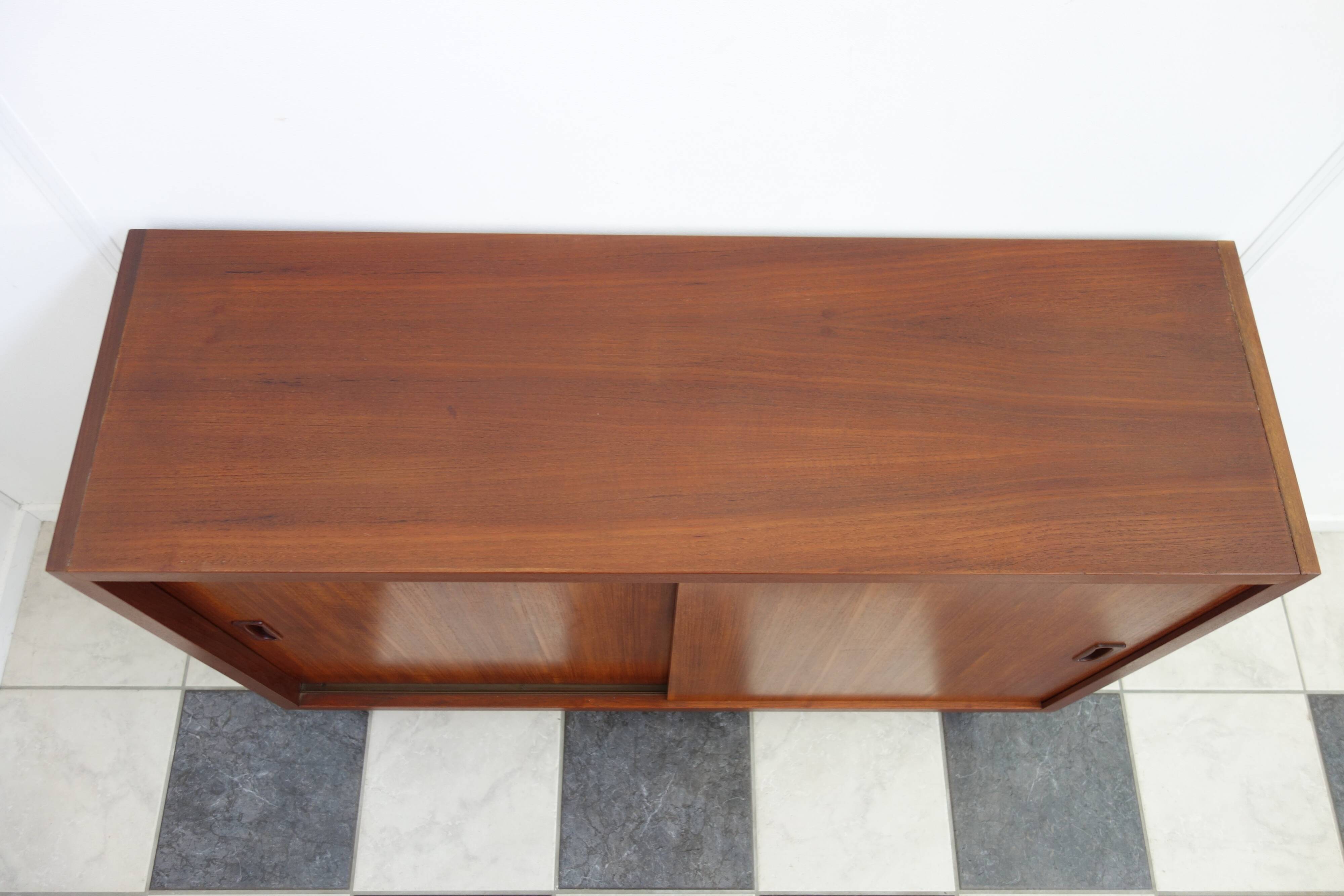 Buffet avec des portes coulissantes