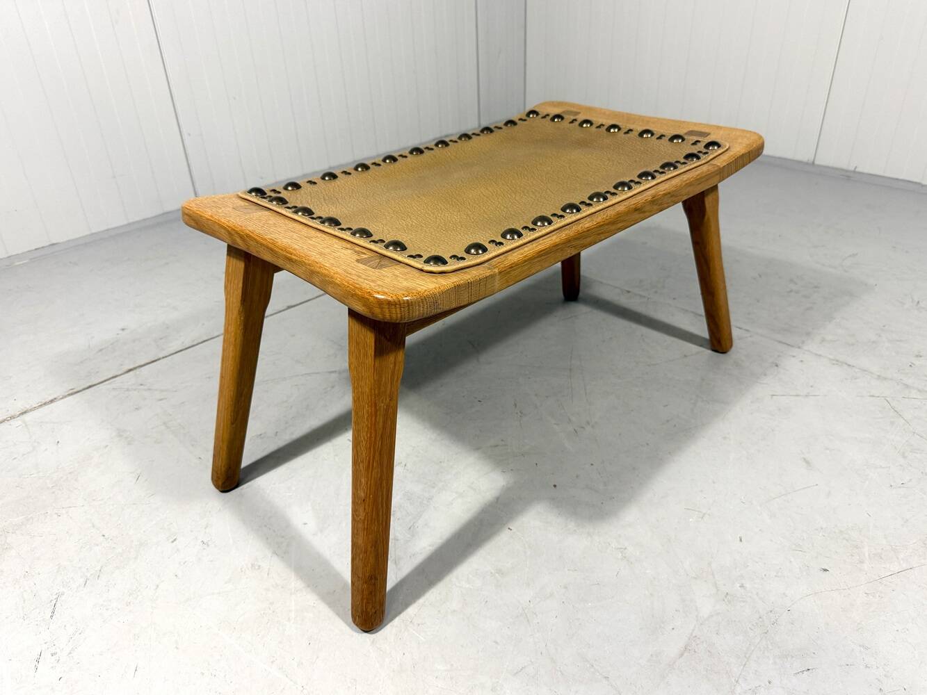 Tabouret en chêne blond spécial, petit banc des années 1960.