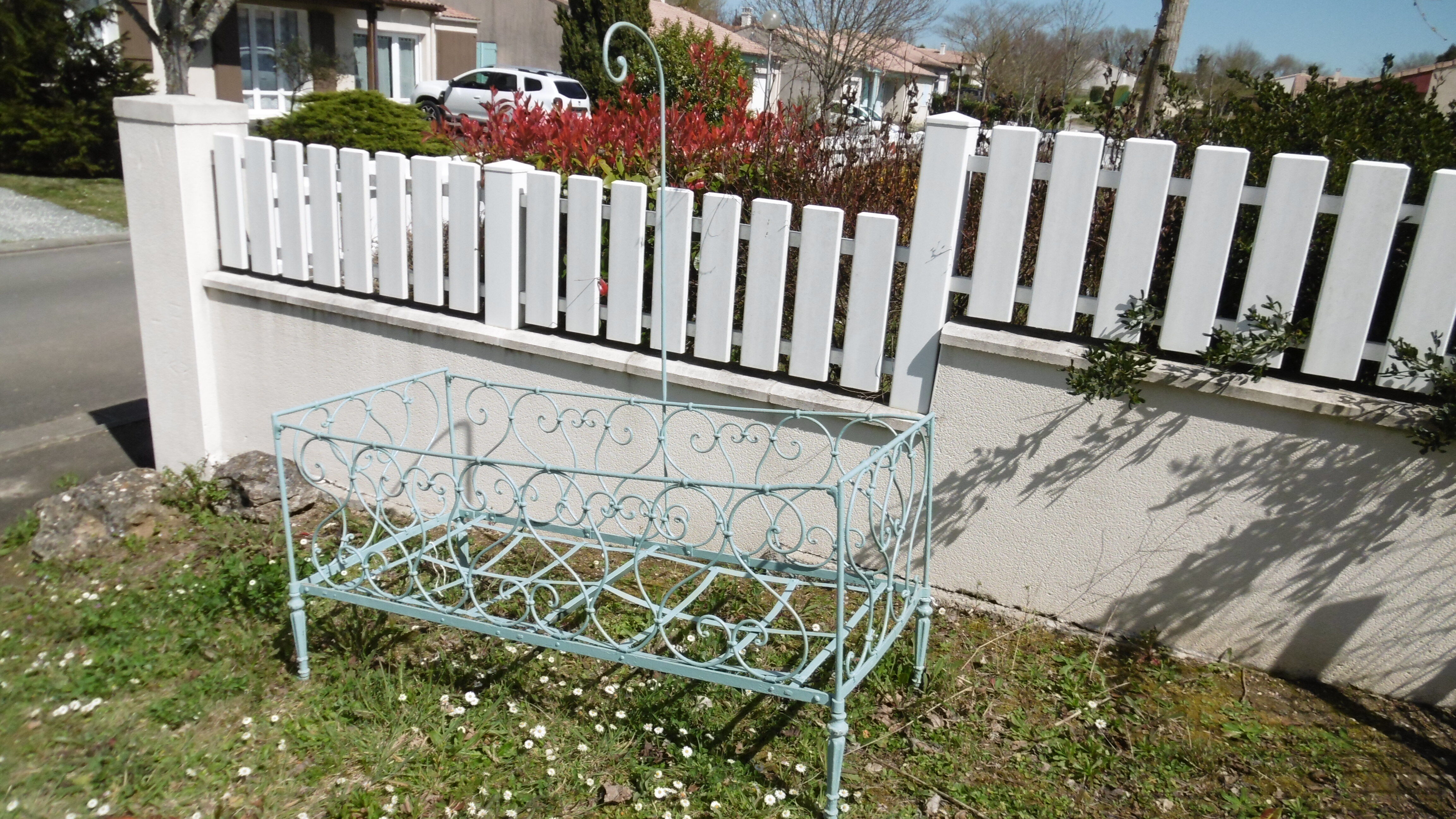 Wrought iron bed and his Swan-neck