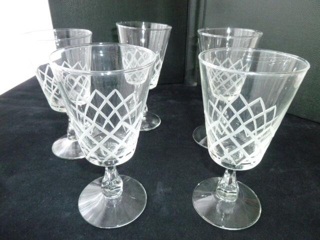 Set de 5 verres à vin en verre décor gravé croisillons