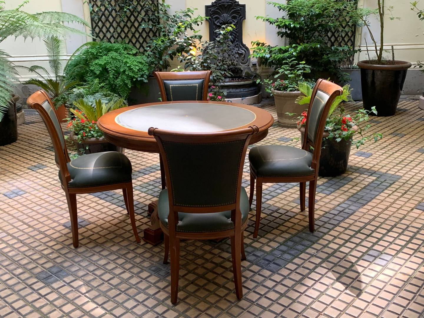 Round table type directoire green leather and its 4 chairs