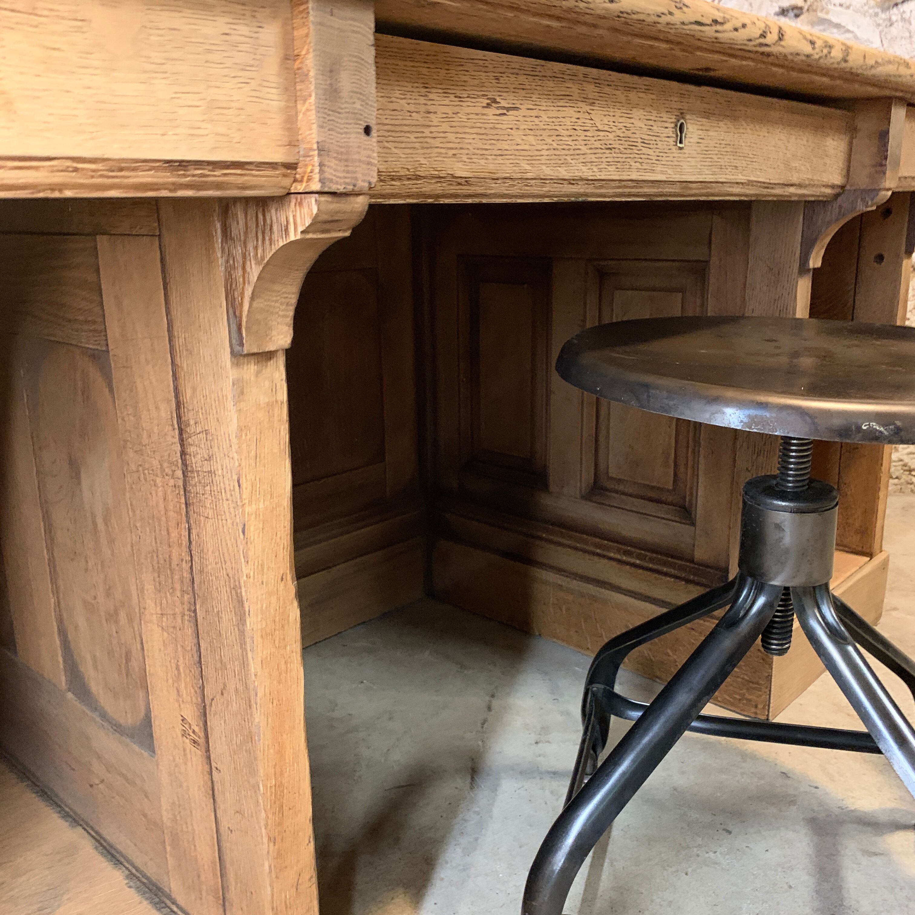 Former oak desk of the BNF