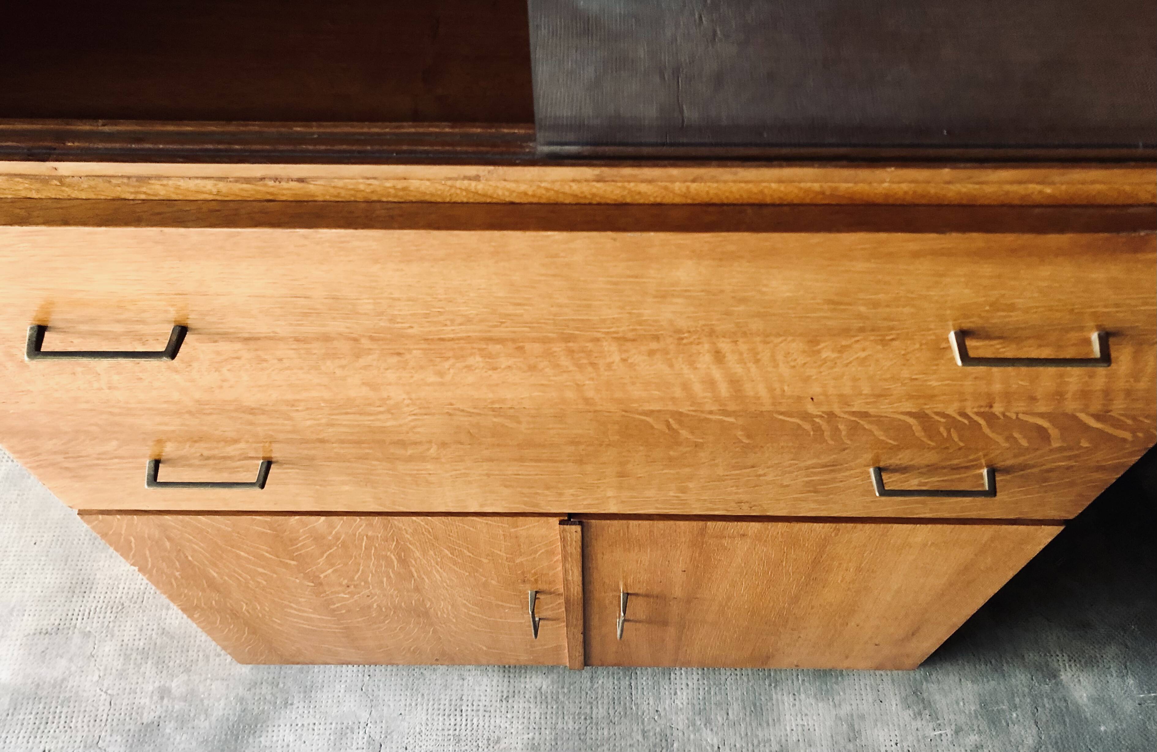 Display cabinet in Modernist style / mid-20th century