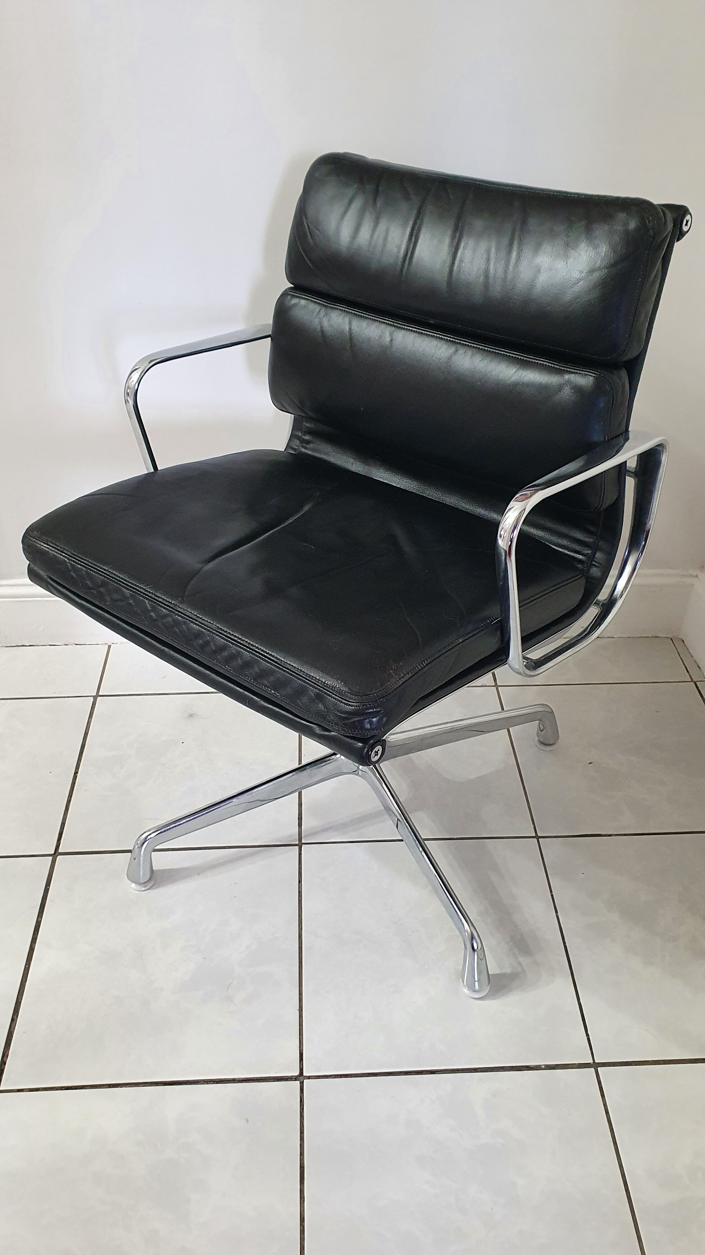 Fauteuil en cuir Softpad design Eames pour Herman Miller, années 70