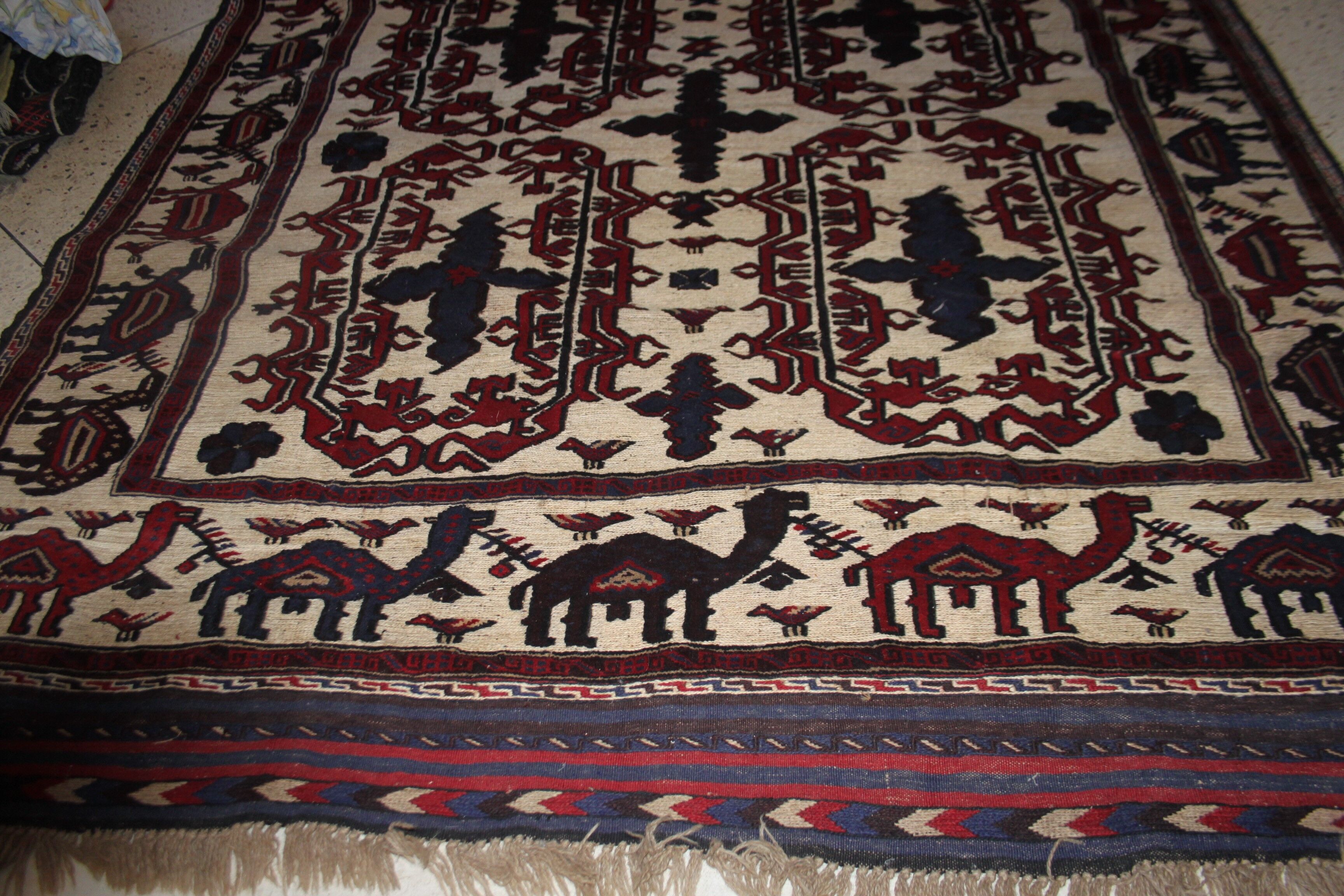 Old oriental rug. 280 x 178 cm.