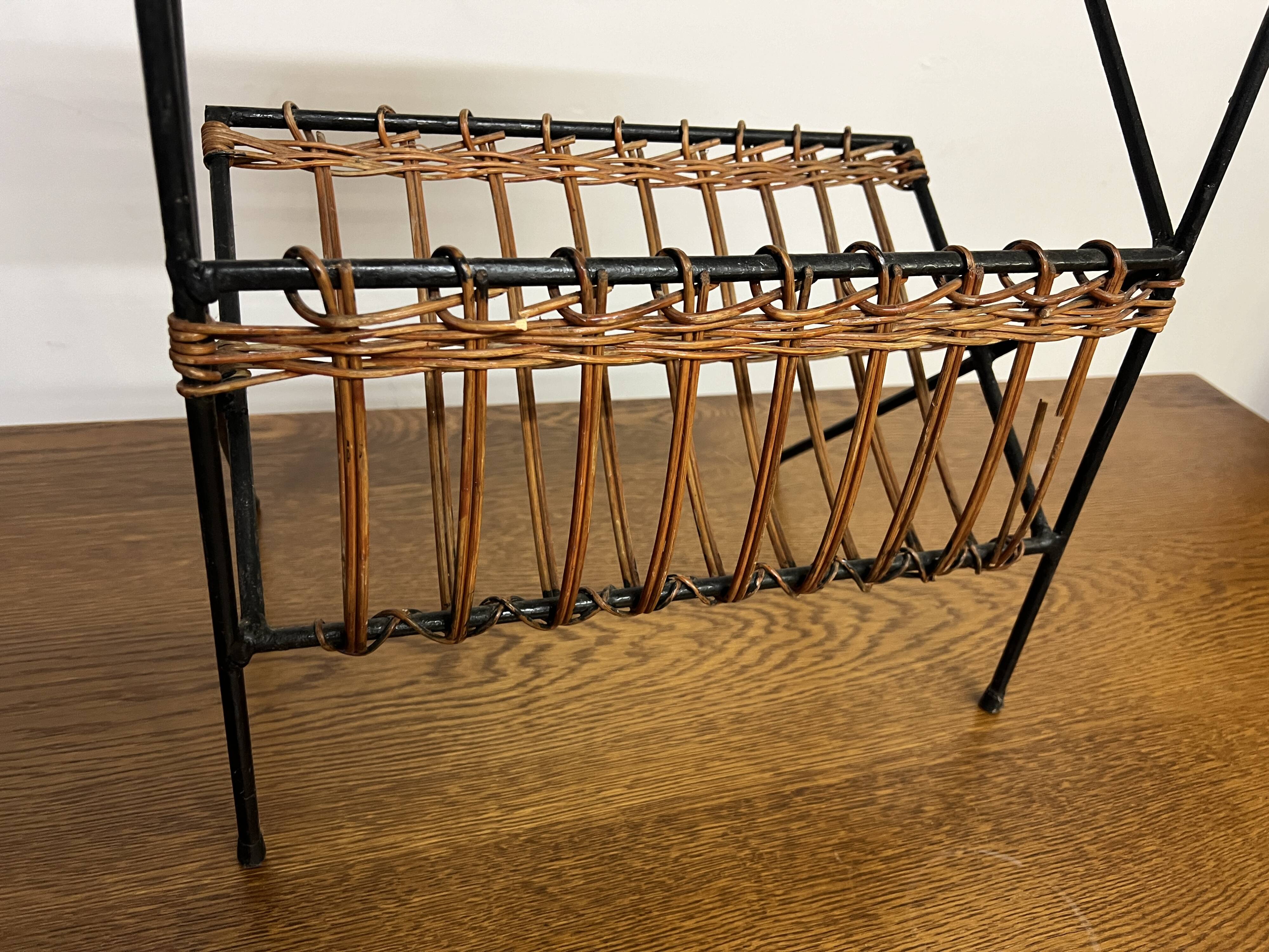 End table/ Magazine rack side table in wicker and iron, 1950s