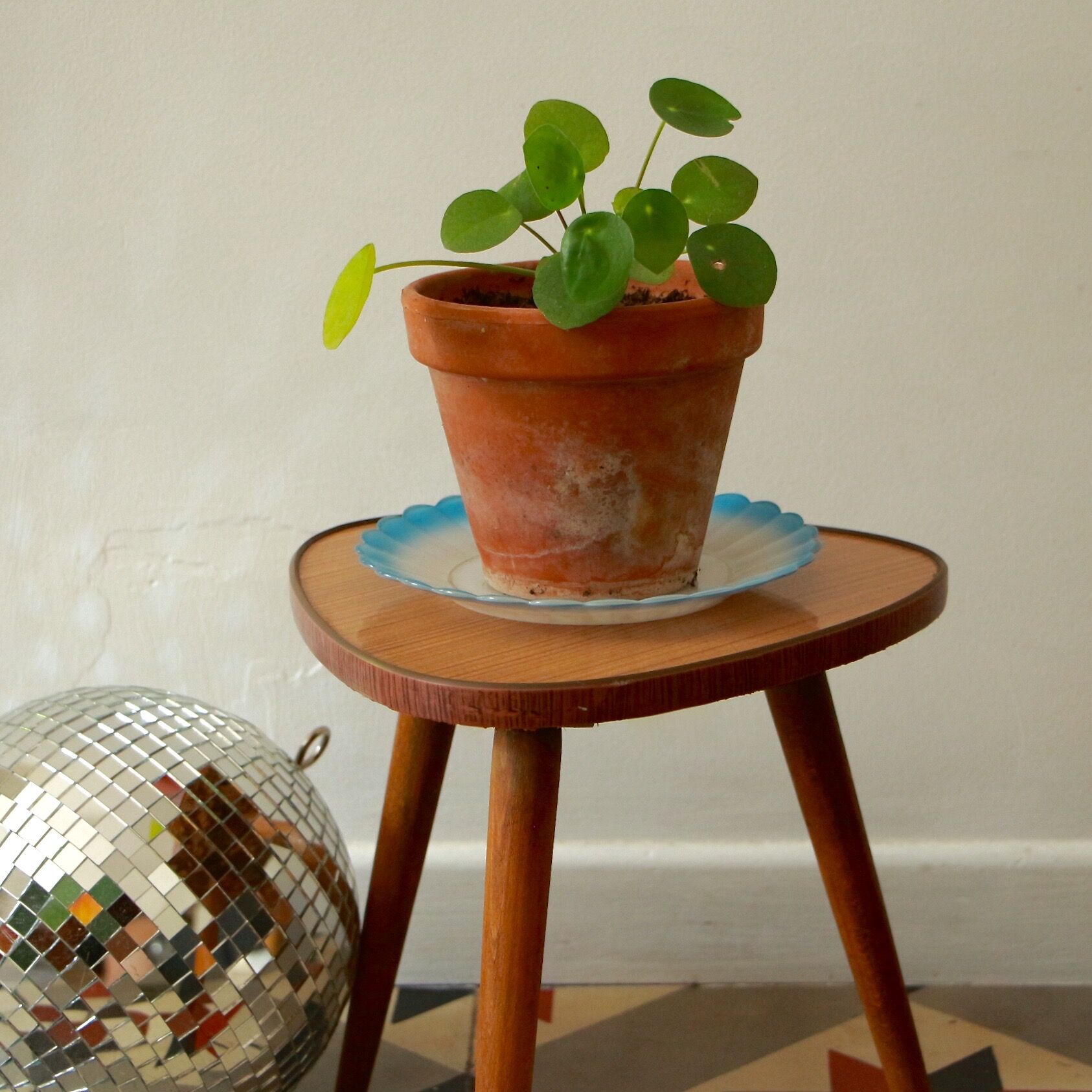 Formica tripod plant holder