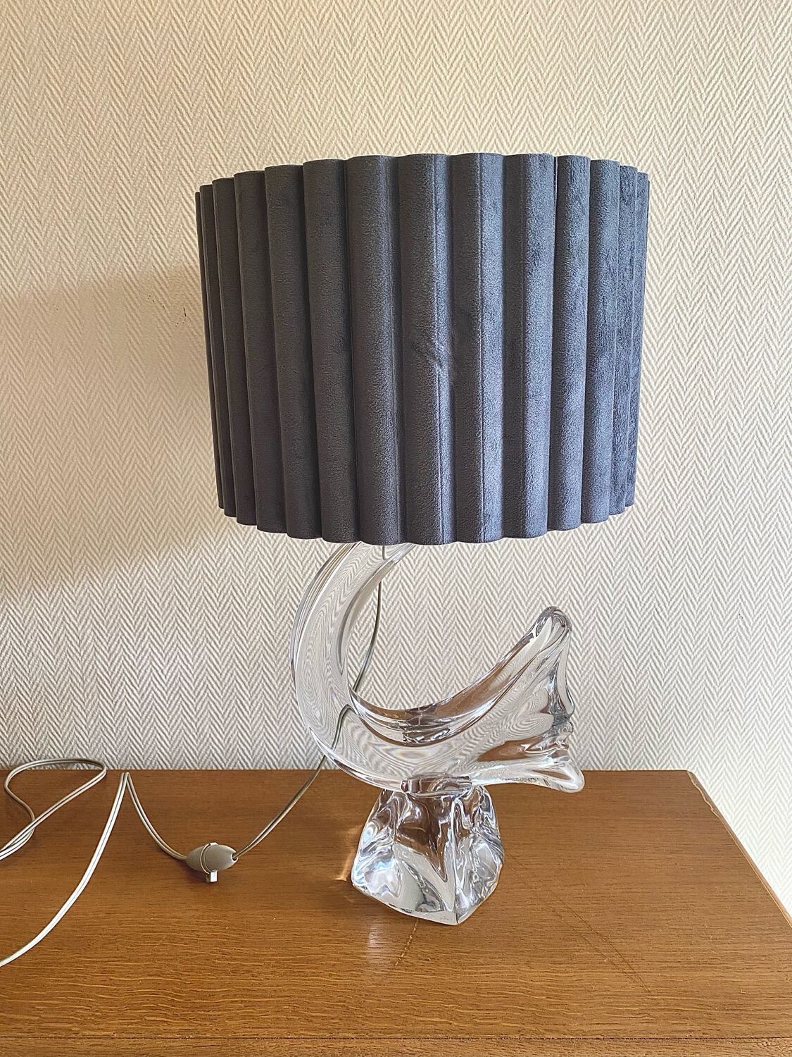 Lamp signed Daum France in crystal.