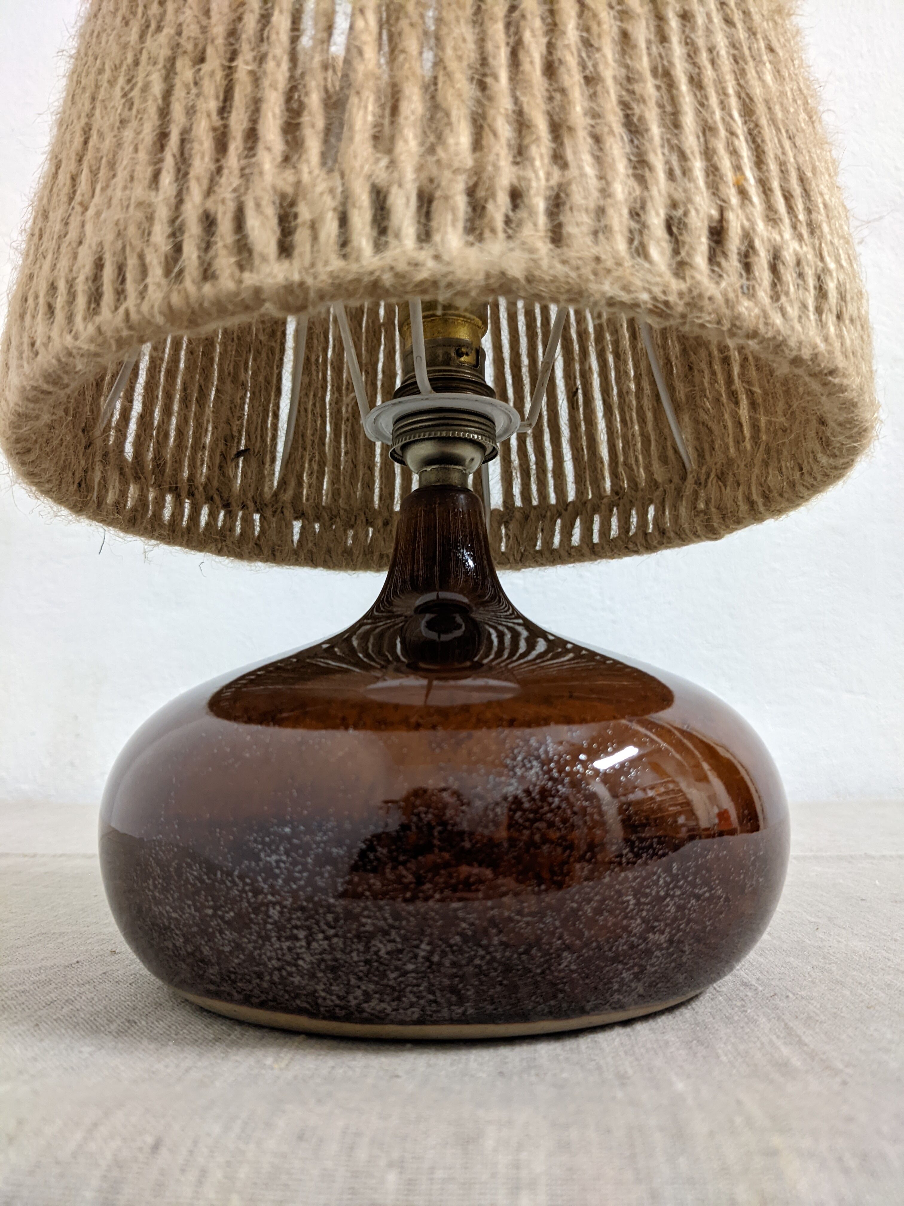 Vintage bedside lamp in enamelled stoneware and jute rope