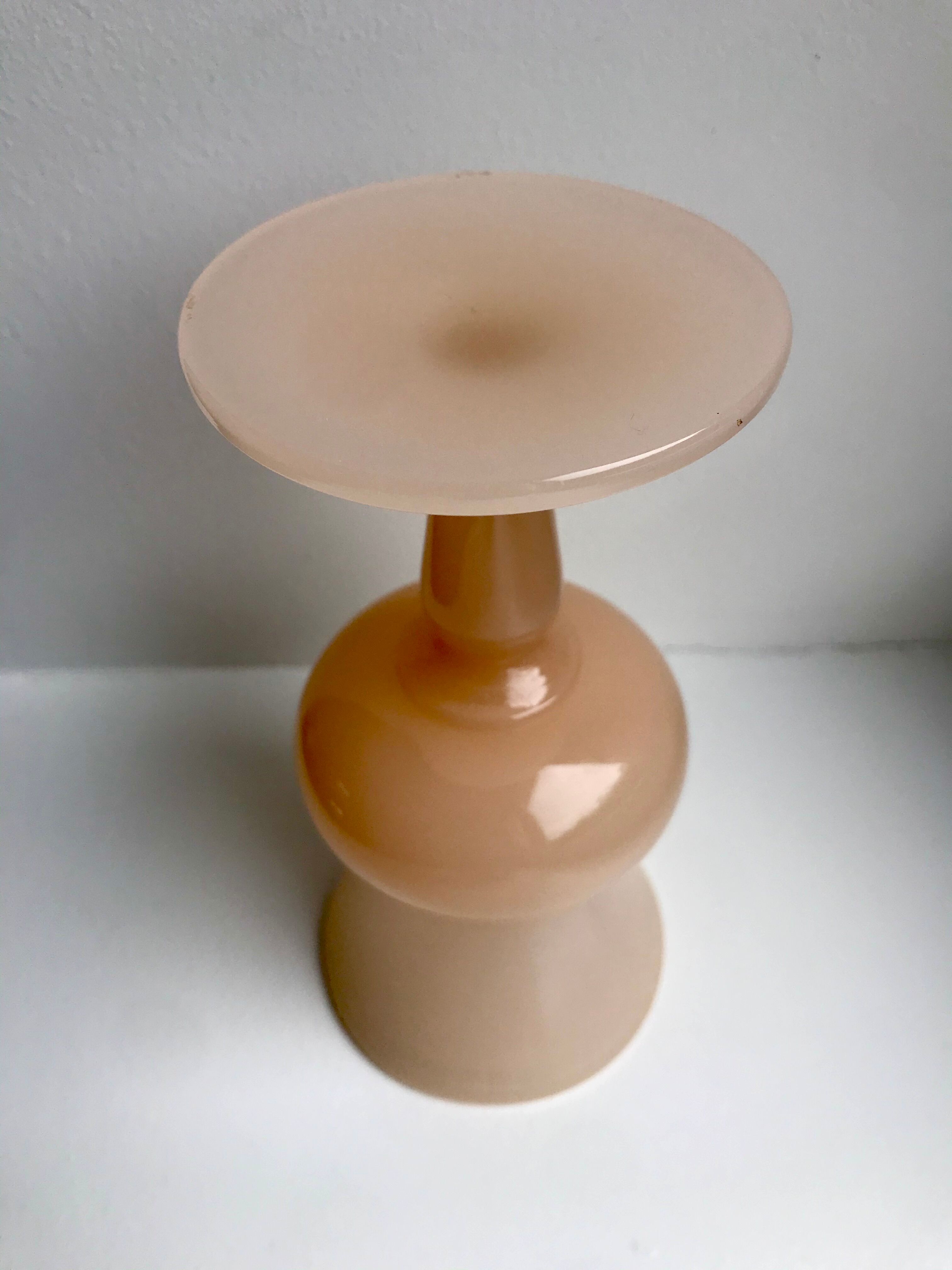 Vase en opaline rose pâle années 50-60