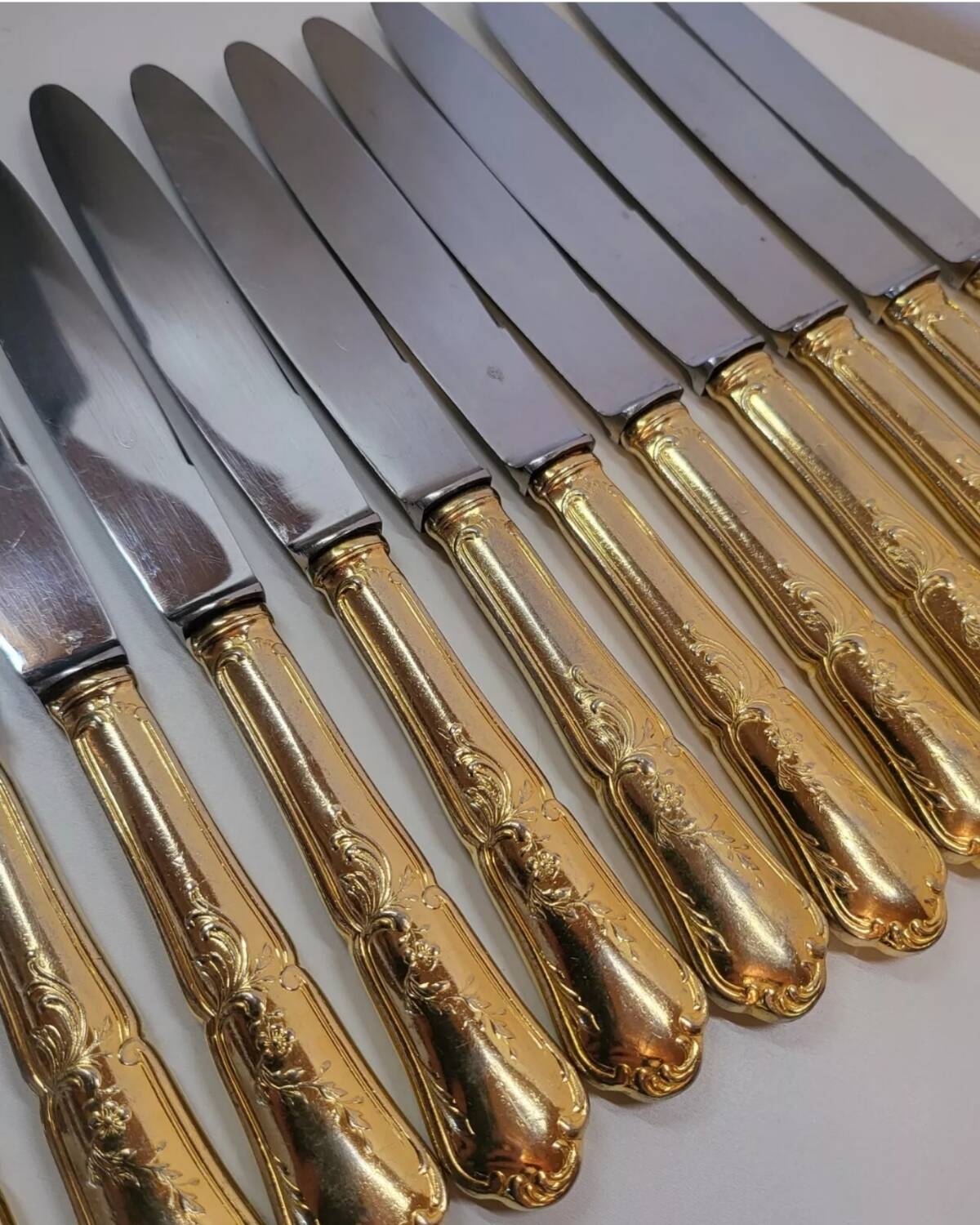12 Couteaux de Table en Métal Doré
