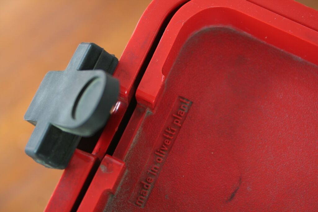 Writing portable Olivetti Valentine Ettore Sottsass 1969 vintage machine