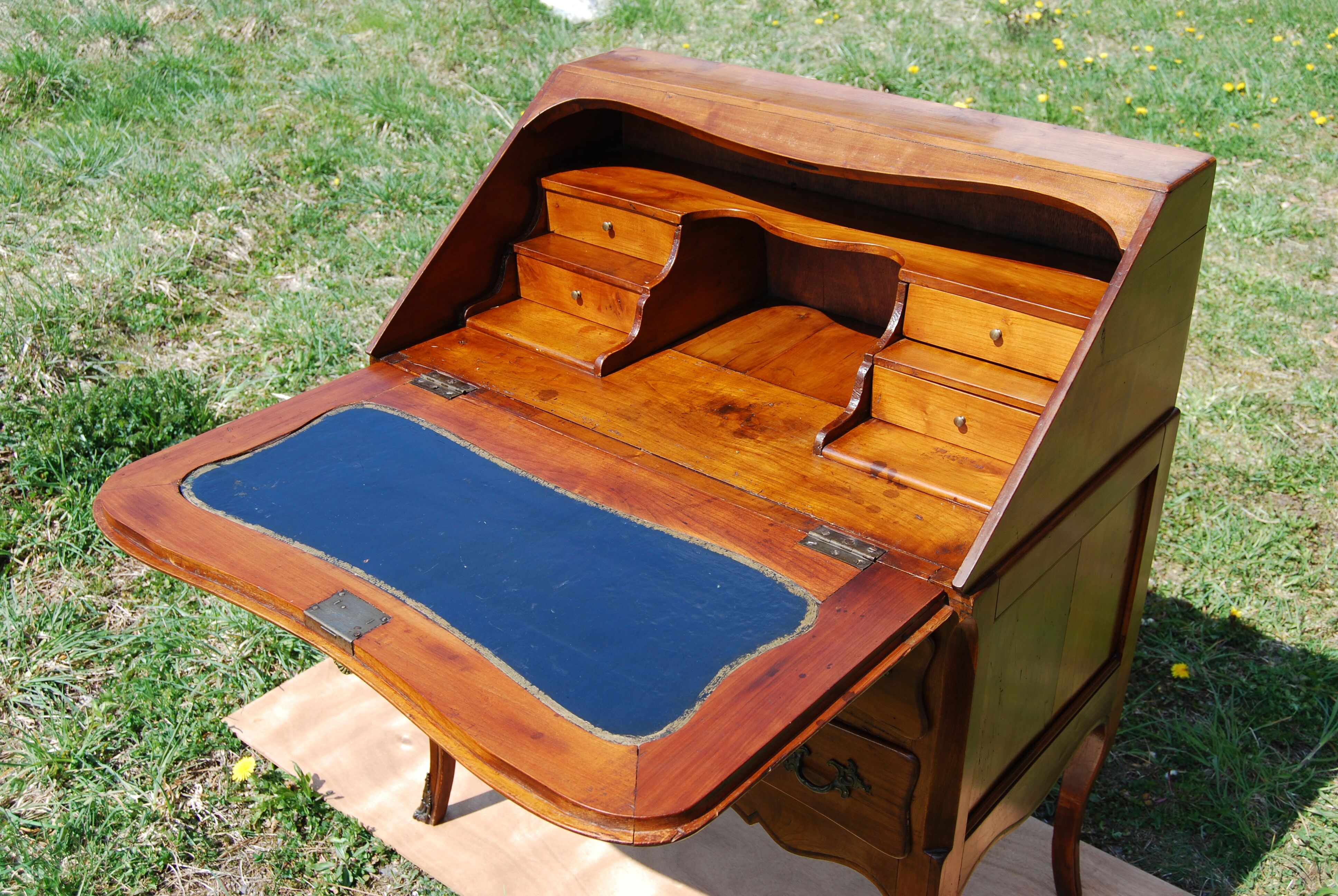 Sloping desk, secretary, donkey back Louis XV walnut.