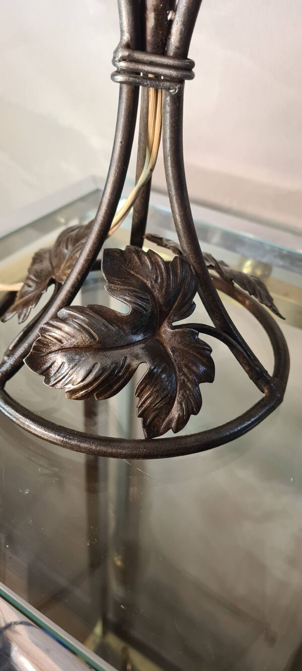 Lampe fer forgé style brandt muller art deco  avec abat jour verre clichy rose et dorure 27x21