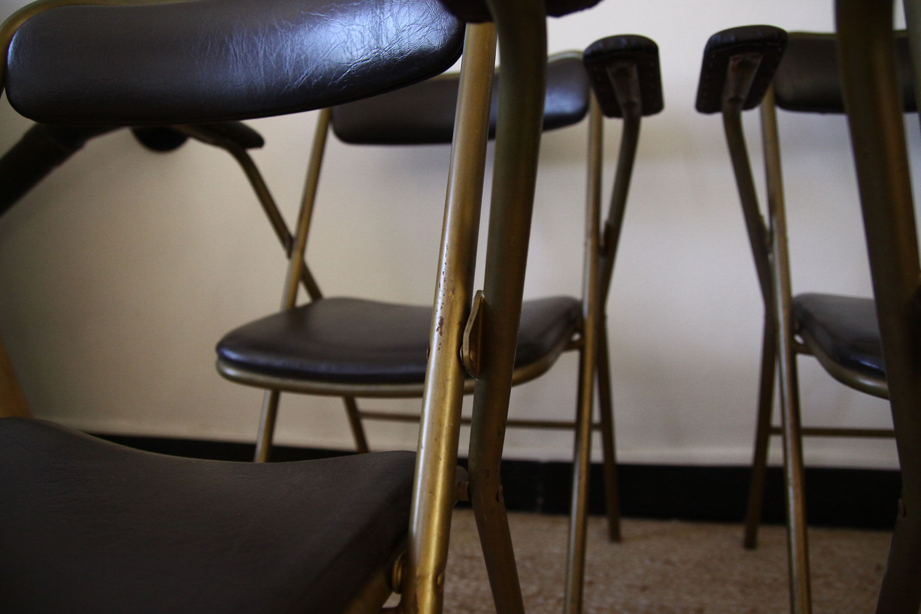 Lot of 4 metal and skai folding chairs