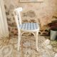 Chaise bistrot vintage Baumann blanche et vichy bleu