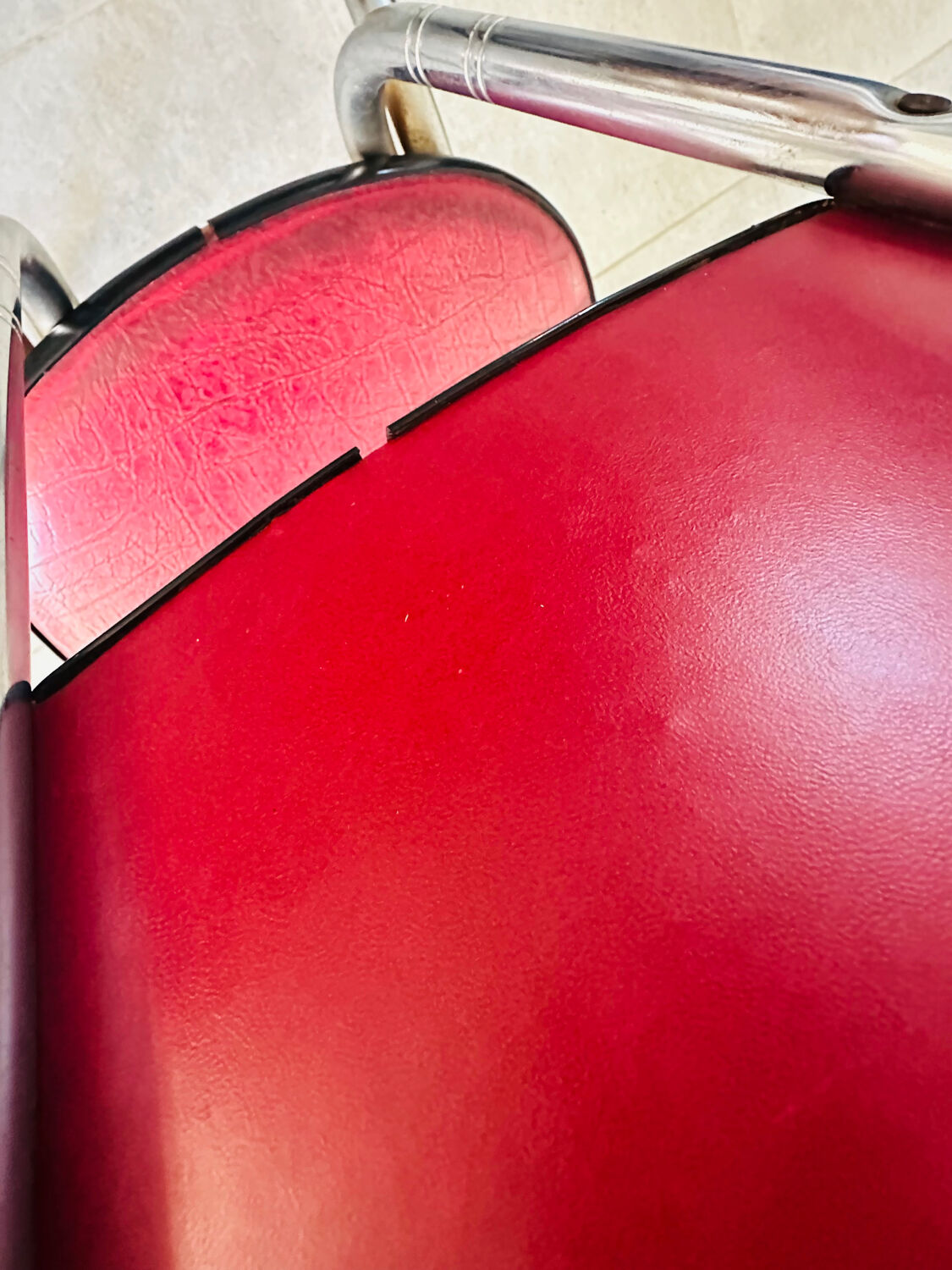 Pair of raspberry-colored chairs from the 60s/70s with metal legs