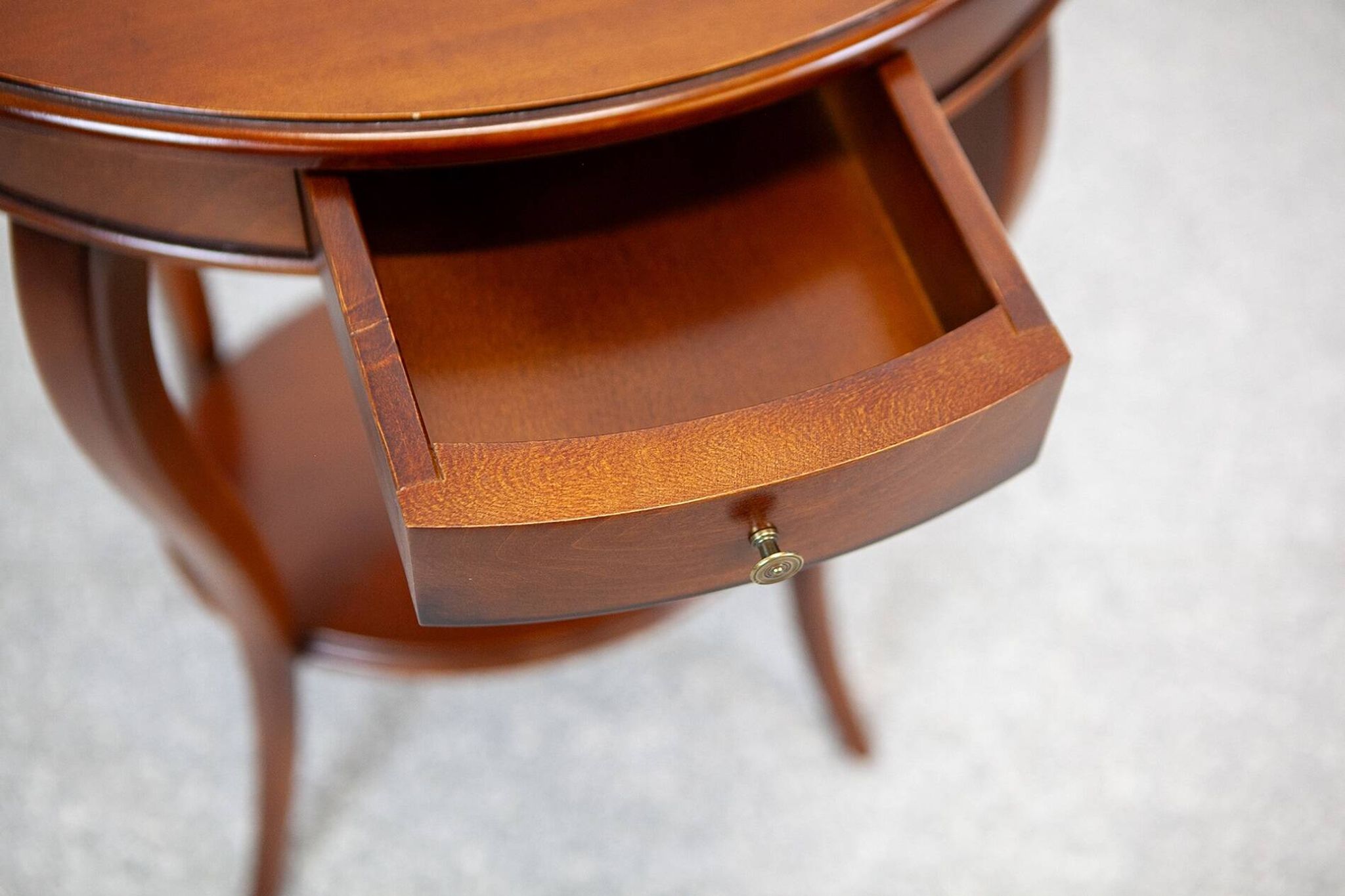 Table d'appoint ronde de style classique de la fin du 20e siècle / Table à coudre