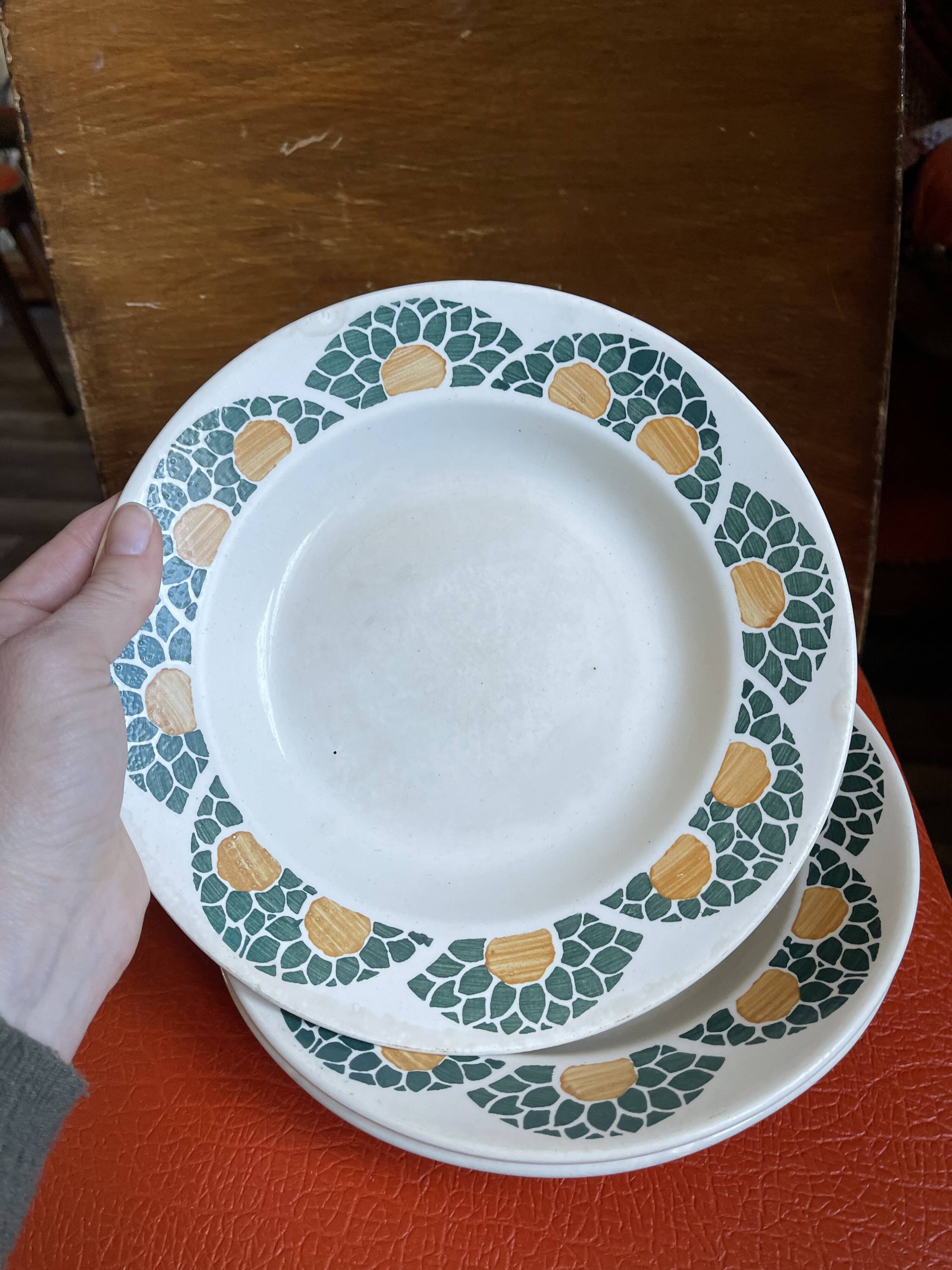 Lot of 8 Givors plates in antique earthenware.