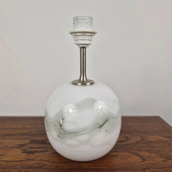 Lampe de table en verre soufflé avec motif Sakura par Michael Bang pour Fyens Glasværk Danemark, 1960.